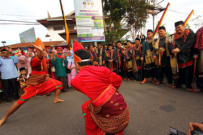 Masyarakat Tanah Datar terus mempertahankan adat budaya, salah satunya dengan menggelar prosesi gala penghulu atau gelar datuk.