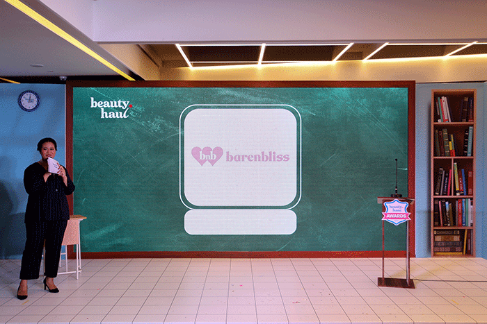 Social Media Manager barenbliss Meysa Sella Artia (kiri) menerima titel Newcomer Brand of the Year dari Director of BeautyHaul Indonesia Benny Yahya.