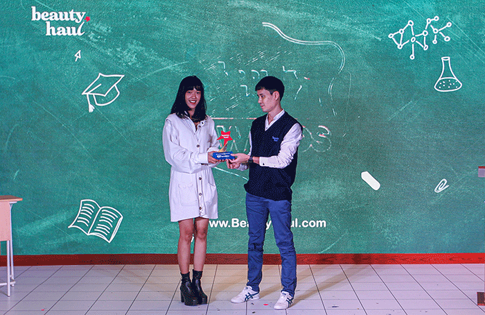 Social Media Manager barenbliss Meysa Sella Artia (kiri) menerima titel Newcomer Brand of the Year dari Director of BeautyHaul Indonesia Benny Yahya.
