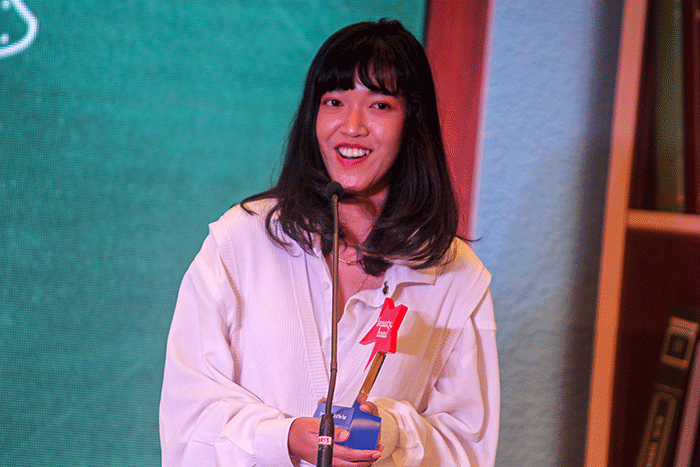 Social Media Manager barenbliss Meysa Sella Artia (kiri) menerima titel Newcomer Brand of the Year dari Director of BeautyHaul Indonesia Benny Yahya.