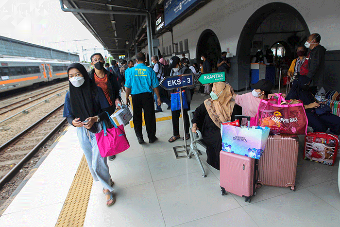 Sejumlah penumpang menaiki kereta di Stasiun Pasar Senen, Jakarta, Jumat, (16/12/2022).