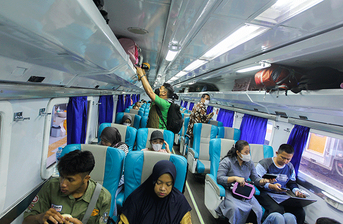 Sejumlah penumpang menaiki kereta di Stasiun Pasar Senen, Jakarta, Jumat, (16/12/2022).