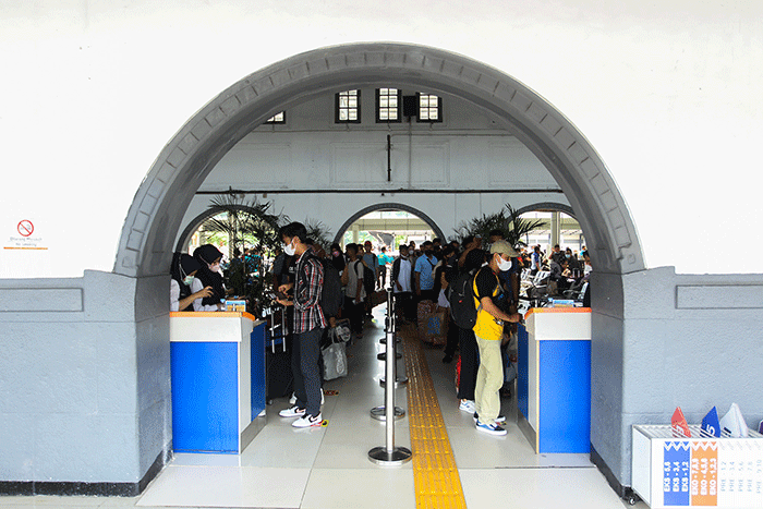 Sejumlah penumpang menaiki kereta di Stasiun Pasar Senen, Jakarta, Jumat, (16/12/2022).