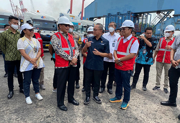 Menteri Perdagangan, Zulkifli Hasan menyatakan bahwa langkah impor beras dilakukan untuk menjaga kestabilan harga beras di pasar. 