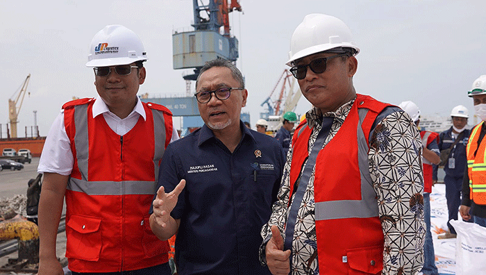 Menteri Perdagangan, Zulkifli Hasan menyatakan bahwa langkah impor beras dilakukan untuk menjaga kestabilan harga beras di pasar. 