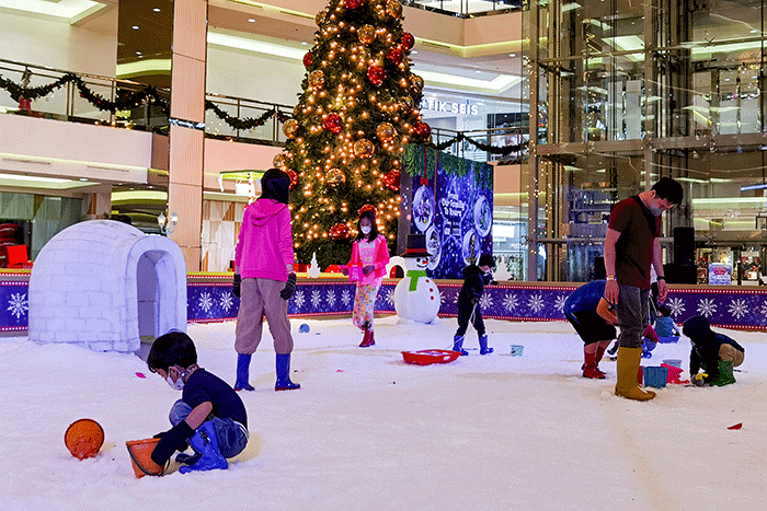 Pengunjung saat bermain salju pada area Snow Playground Holly Jolly Holidays di Mal Taman Anggrek, Kamis (15/12/2022).