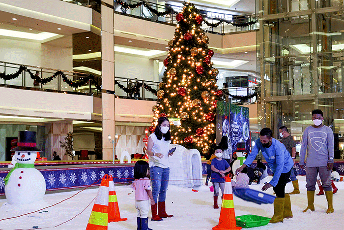 Pengunjung saat bermain salju pada area Snow Playground Holly Jolly Holidays di Mal Taman Anggrek, Kamis (15/12/2022).