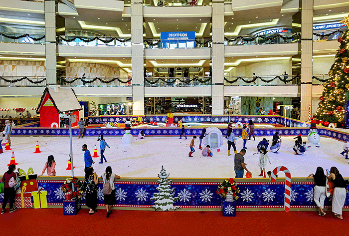 Pengunjung saat bermain salju pada area Snow Playground Holly Jolly Holidays di Mal Taman Anggrek, Kamis (15/12/2022).