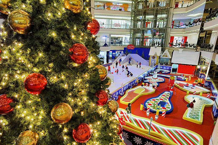 Pengunjung saat bermain salju pada area Snow Playground Holly Jolly Holidays di Mal Taman Anggrek, Kamis (15/12/2022).