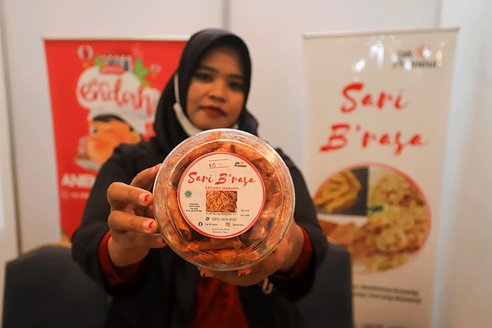 Pengunjung melihat produk UMKM yang dijual dalam acara Jakpreneur Fashion Week (JPFW) 2022 di Jakarta Convention Center (JCC), Senayan, Jakarta.