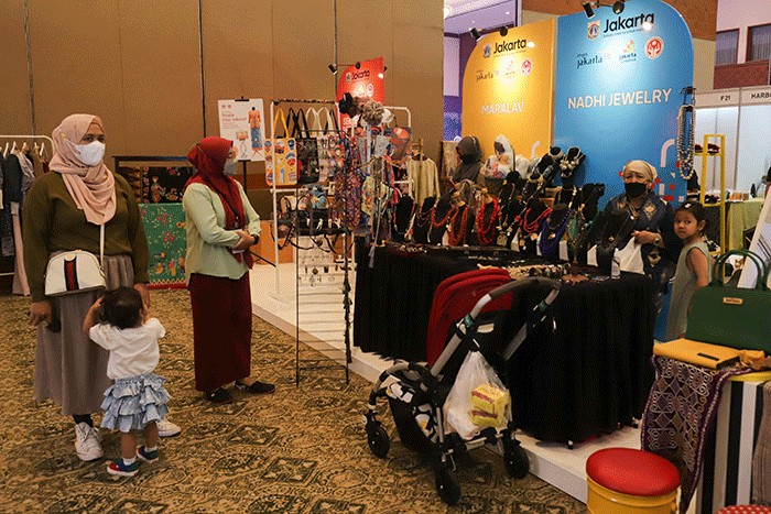 Pengunjung melihat produk UMKM yang dijual dalam acara Jakpreneur Fashion Week (JPFW) 2022 di Jakarta Convention Center (JCC), Senayan, Jakarta.
