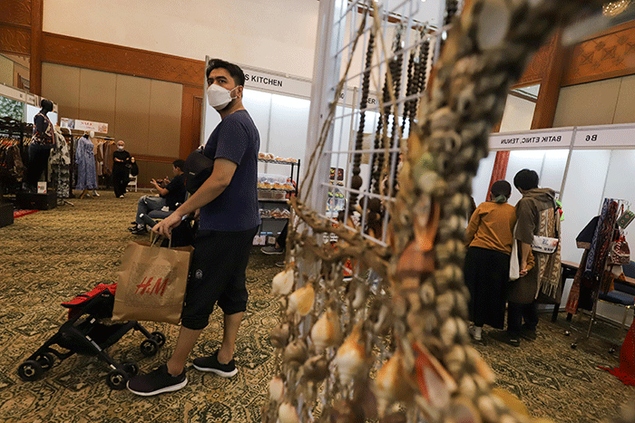 Pengunjung melihat produk UMKM yang dijual dalam acara Jakpreneur Fashion Week (JPFW) 2022 di Jakarta Convention Center (JCC), Senayan, Jakarta.
