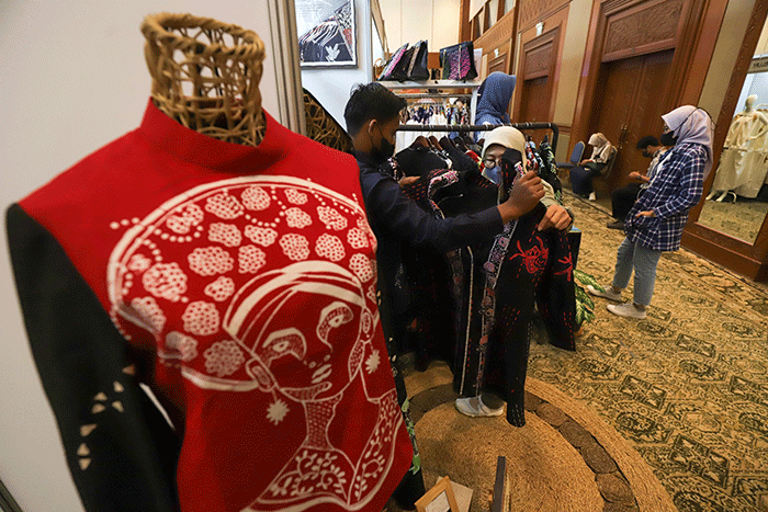 Pengunjung melihat produk UMKM yang dijual dalam acara Jakpreneur Fashion Week (JPFW) 2022 di Jakarta Convention Center (JCC), Senayan, Jakarta.