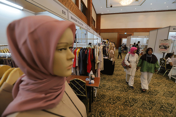 Pengunjung melihat produk UMKM yang dijual dalam acara Jakpreneur Fashion Week (JPFW) 2022 di Jakarta Convention Center (JCC), Senayan, Jakarta.