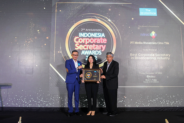 Corporate Secretary PT Media Nusantara Citra Tbk Cahyarina A. Asri (tengah) saat menerima penghargaan Best Corporate Secretary in Broadcasting Industry.