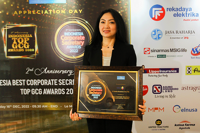Corporate Secretary PT Media Nusantara Citra Tbk Cahyarina A. Asri (tengah) saat menerima penghargaan Best Corporate Secretary in Broadcasting Industry.