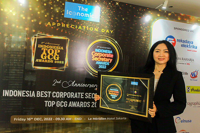 Corporate Secretary PT Media Nusantara Citra Tbk Cahyarina A. Asri (tengah) saat menerima penghargaan Best Corporate Secretary in Broadcasting Industry.