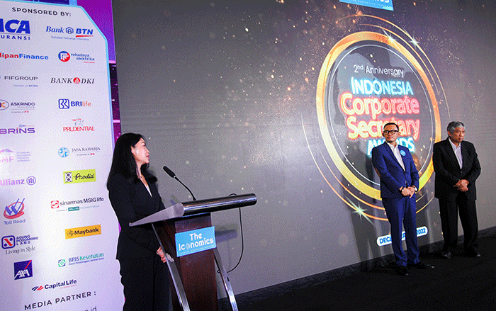 Corporate Secretary PT Media Nusantara Citra Tbk Cahyarina A. Asri (tengah) saat menerima penghargaan Best Corporate Secretary in Broadcasting Industry.