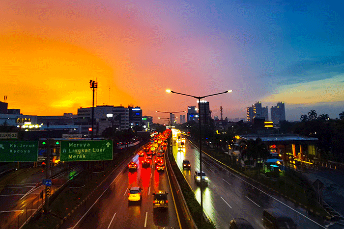 Pelangi muncul usai hujan mengguyur sebagian besar wilayah DKI Jakarta, Jumat (16/12/2022).