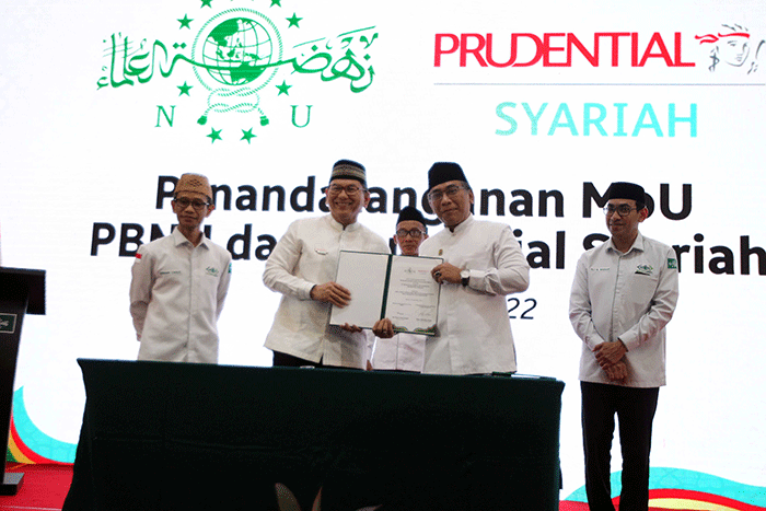 Penandatanganan kerja sama literasi dan inklusi keuangan Syariah di Jakarta, Jumat (16/12/2022).