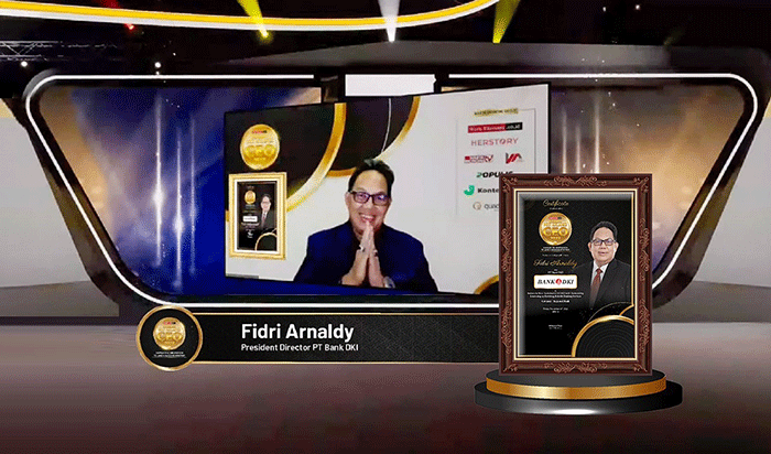Direktur Utama Bank DKI Fidri Arnaldy menerima penghargaan sebagai Indonesia Most Acclaimed CEO 2022.