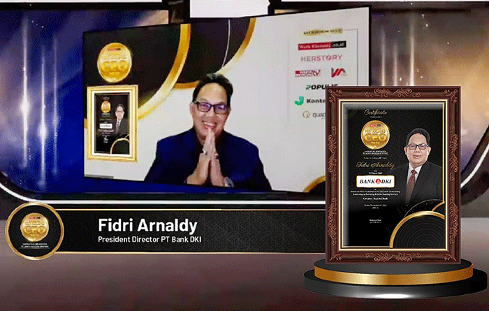 Direktur Utama Bank DKI Fidri Arnaldy menerima penghargaan sebagai Indonesia Most Acclaimed CEO 2022.