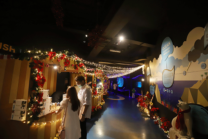 Pengunjung saat berswa foto di Jakarta Aquarium & Safari, Jakarta, Sabtu (17/12/2022). 