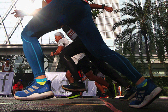 Pelari mengikuti balap lari yang diadakan oleh SCBD x IndoRunners Anniversary di SCBD Walker Kawasan Bisnis SCBD Jakarta, Minggu (18/12/2022).