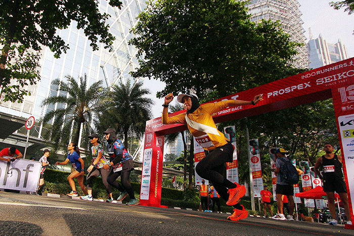 Pelari mengikuti balap lari yang diadakan oleh SCBD x IndoRunners Anniversary di SCBD Walker Kawasan Bisnis SCBD Jakarta, Minggu (18/12/2022).