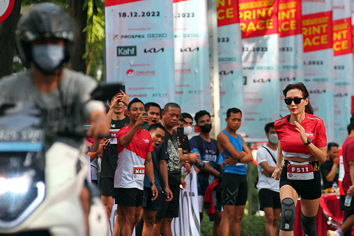 Pelari mengikuti balap lari yang diadakan oleh SCBD x IndoRunners Anniversary di SCBD Walker Kawasan Bisnis SCBD Jakarta, Minggu (18/12/2022).
