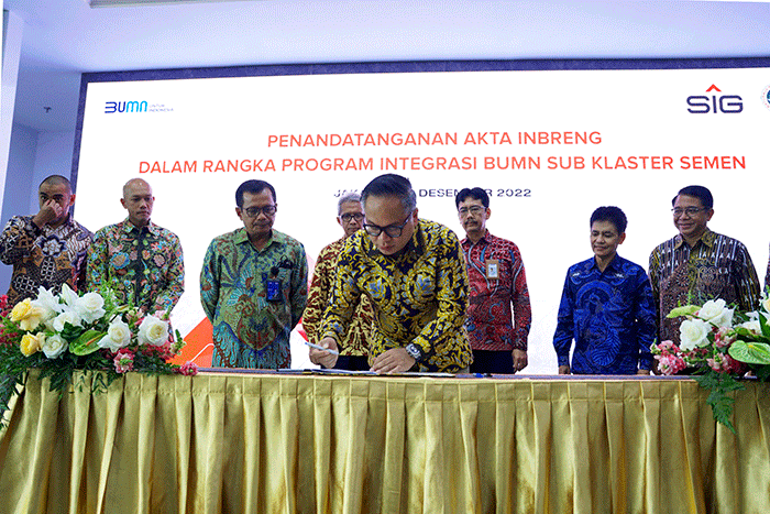 Penandatanganan Akta Inbreng dalam rangka program integrasi BUMN Sub Klaster Semen, di Kantor Kementerian BUMN, Jakarta, Senin (19/12/2022).