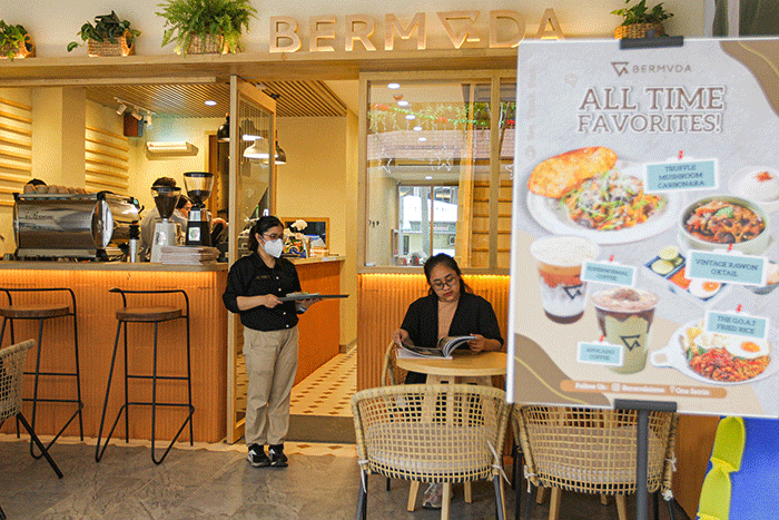 Pengunjung saat menikmati makanan di Bermvda Cafe & Eatery, One Satrio, Jakarta Selatan, Minggu (18/12/2022).