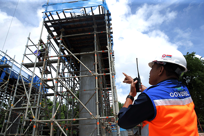 Sejumlah pekerja tengah beraktivitas di proyek Tol Makassar New Port (MNO), Makassar, Senin (19/12/2022).