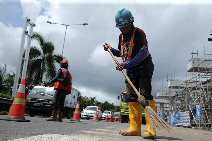 Sejumlah pekerja tengah beraktivitas di proyek Tol Makassar New Port (MNO), Makassar, Senin (19/12/2022).
