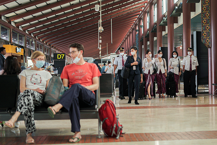 Aktivitas calon penumpang pesawat di Bandara Soekarno-Hatta (Soetta), Tangerang, Banten, Senin (19/12/2022).