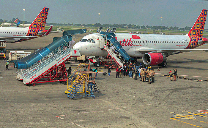 Aktivitas calon penumpang pesawat di Bandara Soekarno-Hatta (Soetta), Tangerang, Banten, Senin (19/12/2022).