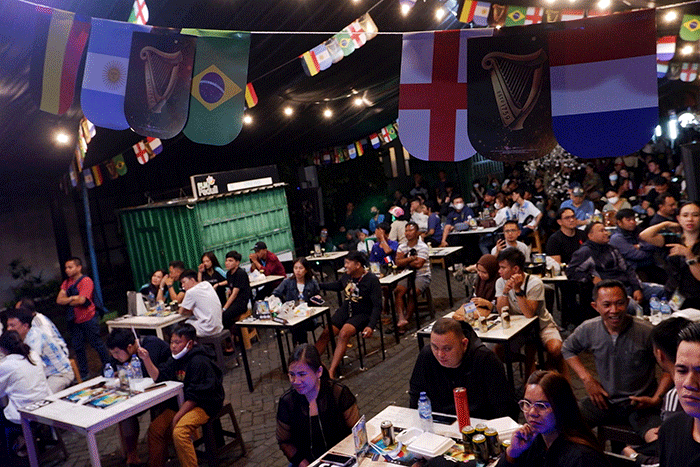 Suasana kemeriahan nonton bareng Final Piala Dunia 2022 antara Argentina vs Prancis  di kawasan kuliner PLN Peduli, Megamas Manado, Sulawesi Utara.