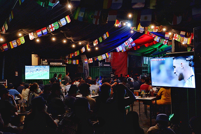 Suasana kemeriahan nonton bareng Final Piala Dunia 2022 antara Argentina vs Prancis  di kawasan kuliner PLN Peduli, Megamas Manado, Sulawesi Utara.