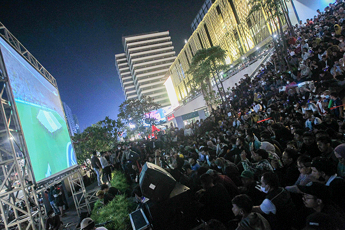 Ratusan warga saat nonton bareng partai final Piala Dunia antara Argentina vs Prancis di Anjungan Sarinah, Jakarta, Senin (18/12/2022) malam.