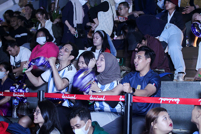 Ratusan warga saat nonton bareng partai final Piala Dunia antara Argentina vs Prancis di Anjungan Sarinah, Jakarta, Senin (18/12/2022) malam.