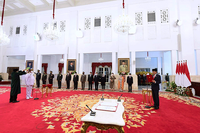 Presiden Joko Widodo melantik dan mengambil sumpah jabatan Laksamana TNI Yudo Margono sebagai Panglima Tentara Nasional Indonesia (TNI) di Istana Negara.