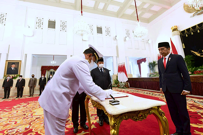 Presiden Joko Widodo melantik dan mengambil sumpah jabatan Laksamana TNI Yudo Margono sebagai Panglima Tentara Nasional Indonesia (TNI) di Istana Negara.