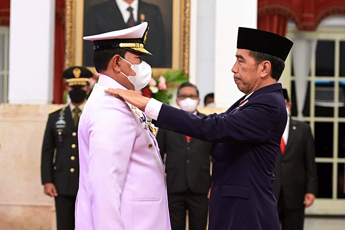 Presiden Joko Widodo melantik dan mengambil sumpah jabatan Laksamana TNI Yudo Margono sebagai Panglima Tentara Nasional Indonesia (TNI) di Istana Negara.