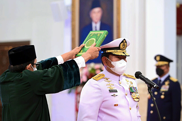 Presiden Joko Widodo melantik dan mengambil sumpah jabatan Laksamana TNI Yudo Margono sebagai Panglima Tentara Nasional Indonesia (TNI) di Istana Negara.