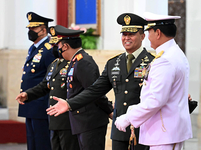 Presiden Joko Widodo melantik dan mengambil sumpah jabatan Laksamana TNI Yudo Margono sebagai Panglima Tentara Nasional Indonesia (TNI) di Istana Negara.
