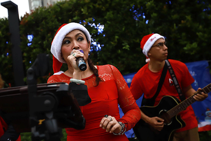 Musisi menyanyikan lagu bertemakan Natal di kawasan Bunderan HI, Jakarta, Senin (19/12/2022).