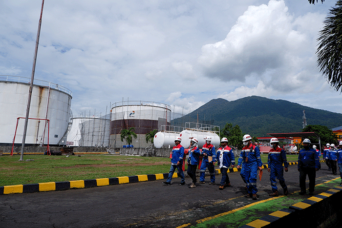 Executive General Manager Pertamina Patra Niaga Sulawesi (tengah) meninjau kesiapan libur Natal dan Tahun Baru (nataru) di TBBM Bitung, Sulawesi Utara.