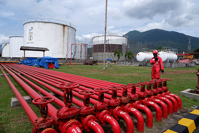 Executive General Manager Pertamina Patra Niaga Sulawesi (tengah) meninjau kesiapan libur Natal dan Tahun Baru (nataru) di TBBM Bitung, Sulawesi Utara.