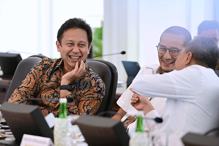 Presiden Joko Widodo menyampaikan sejumlah arahan jelang Natal tahun 2022 dan tahun baru 2023 (Nataru) dalam rapat terbatas yang digelar di Kantor Presiden.