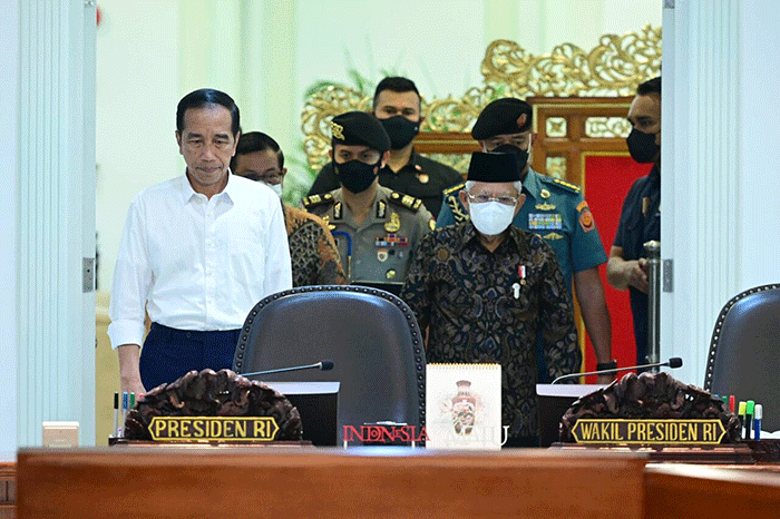 Presiden Joko Widodo menyampaikan sejumlah arahan jelang Natal tahun 2022 dan tahun baru 2023 (Nataru) dalam rapat terbatas yang digelar di Kantor Presiden.
